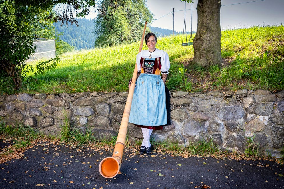 «Landfrauenküche 2025»: Zu Besuch bei Siegerin Irène Meier aus Alosen ZG. In ihrer Freizeit spielt Meier Alphorn und Schwyzerörgeli und ist in einem Alphorn-Trio dabei. 