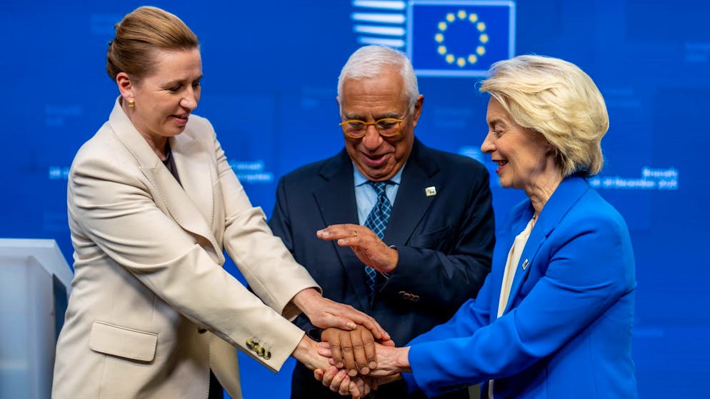 Wie der EU-Kompromiss zum russischen Vermögen aussieht - Gallery. Feiern den Kompromiss: Dänemarks Regierungschefin Mette Frederiksen, EU-Ratspräsident António Costa und Kommissionschefin Ursula von der Leyen.
