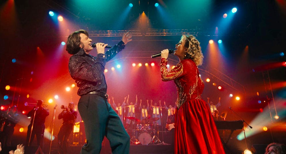 Hugh Jackman: No idea how to become like me - Gallery. Hugh Jackman (l) as Mike Sardina and Kate Hudson as Claire Stengl in a scene of the movie "Song Sung in Blue".