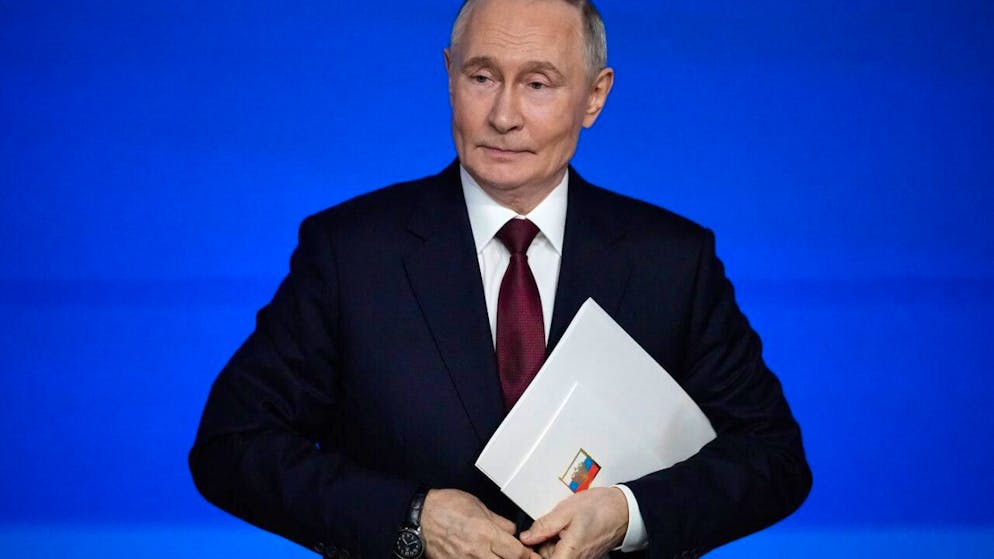 Der russische Präsident Wladimir Putin verlässt seine jährliche Pressekonferenz. Foto: Pavel Bednyakov/AP/dpa