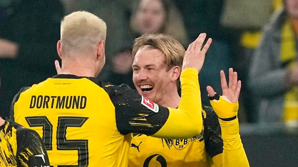 Torschütze Julian Brandt freut sich mit Niklas Süle über das frühe 1:0