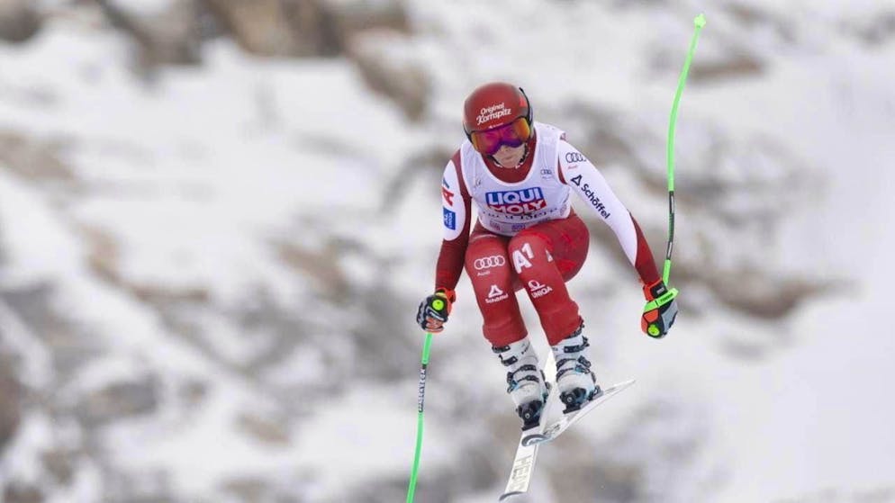 Cornelia Hütter has her sights firmly set on her tenth World Cup victory: The Austrian leads the downhill in Val d'Isère