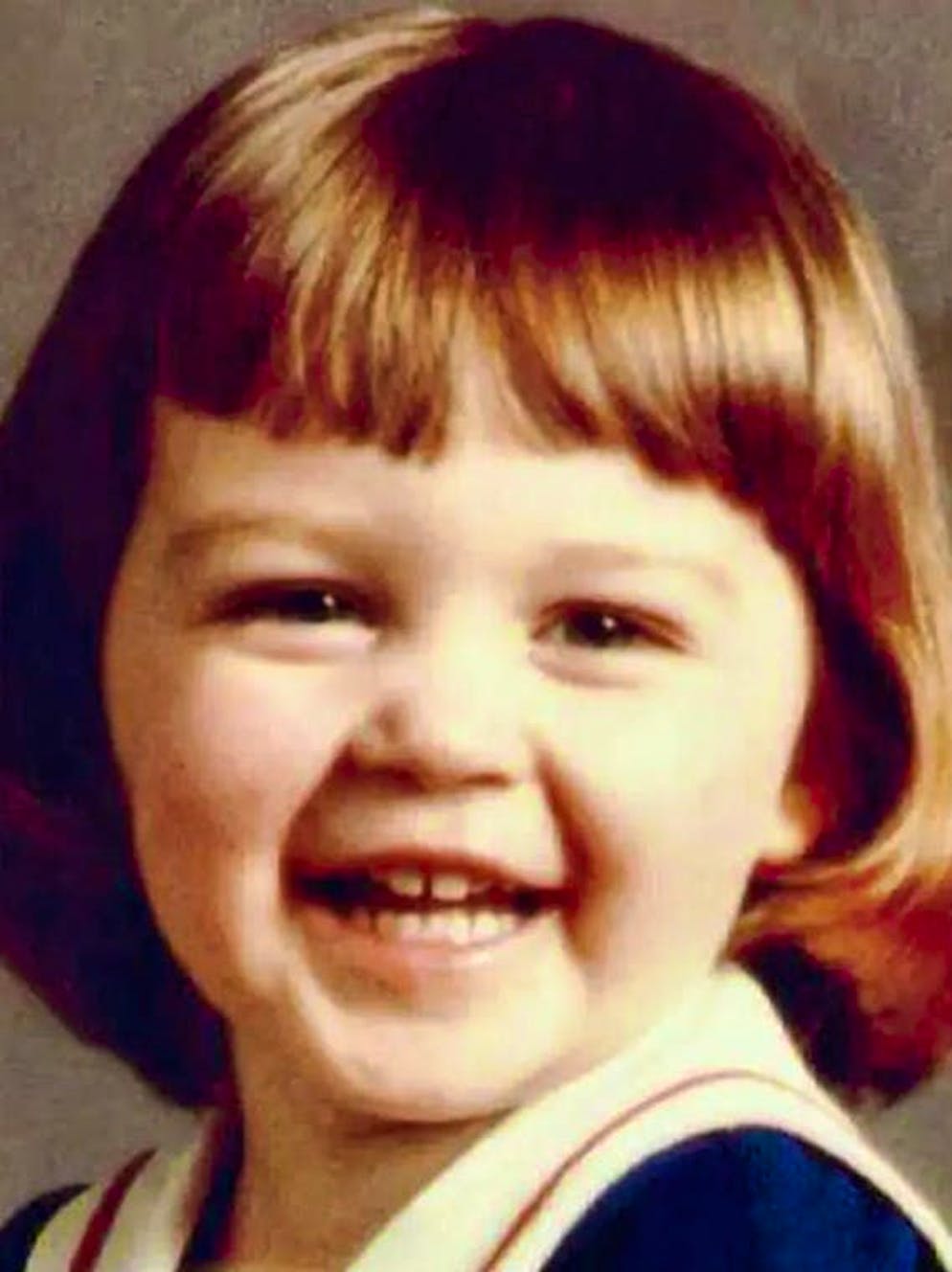 La polizia ha cercato invaso per anni questa bambina. È stata ritrovata solo 42 anni dopo, ma aveva un altro nome. La madre l'aveva portata via dal padre.