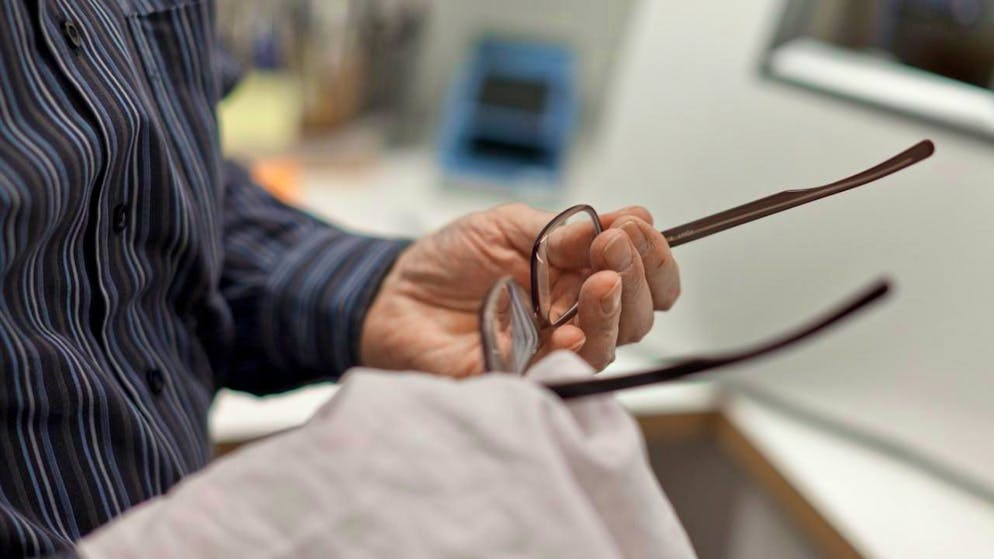 Avec l'âge, presque personne ne peut se passer d'une aide à la lecture : dans le groupe d'âge des 55-74 ans, 89% portent des lunettes ou des lentilles de contact. (photo d'archives)