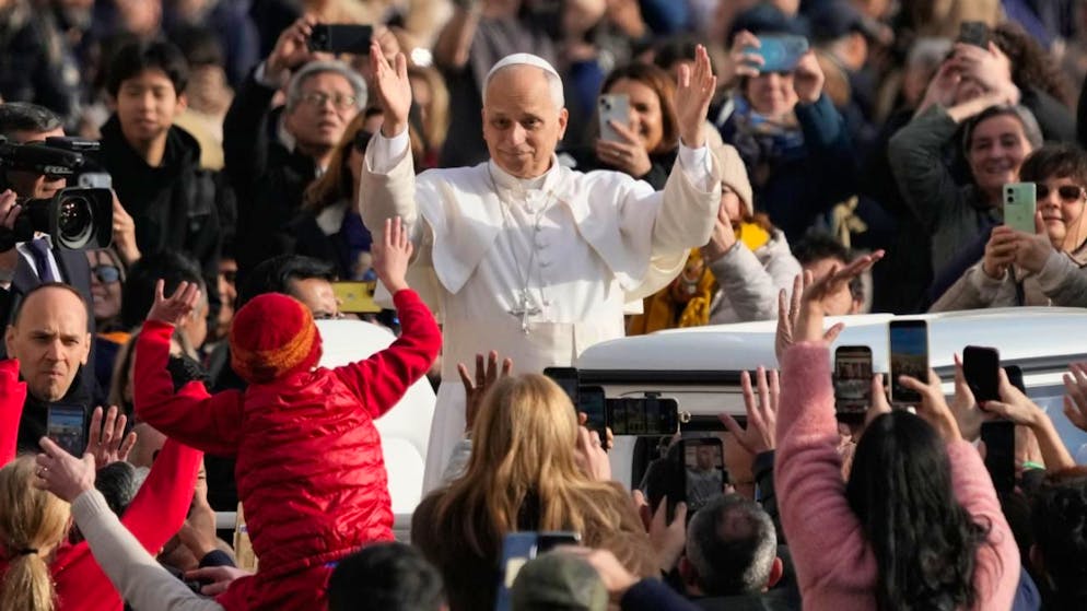 dpatopbilder - Papst Leo XIV. winkt den Gläubigen zu, als er anlässlich der letzten Jubiläumsaudienz auf dem Petersplatz im Vatikan eintrifft. Foto: Gregorio Borgia/AP/dpa