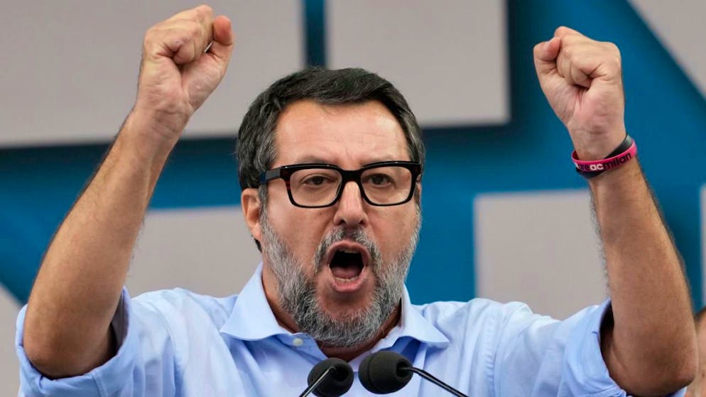 ARCHIV - Der italienische Infrastrukturminister und Vorsitzende der italienischen Rechtspartei Lega, Matteo Salvini, spricht auf der Jahresversammlung der Lega in Pontida, nördlich von Mailand. Foto: Antonio Calanni/AP/dpa (Archivbild)