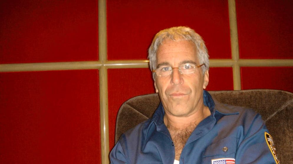 Jeffrey Epstein in una delle foto pubblicate ieri dal Dipartimento di Giustizia americano.