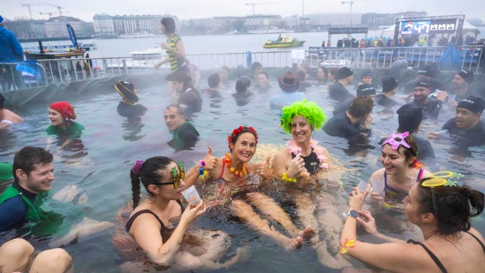 A Genève, 4200 nageurs participent à une Coupe de Noël «olympique» - Gallery. Après la Coupe de Noël, les nageurs peuvent se réchauffer dans un grand jacuzzi, sur les quais du Jardin anglais à Genève.