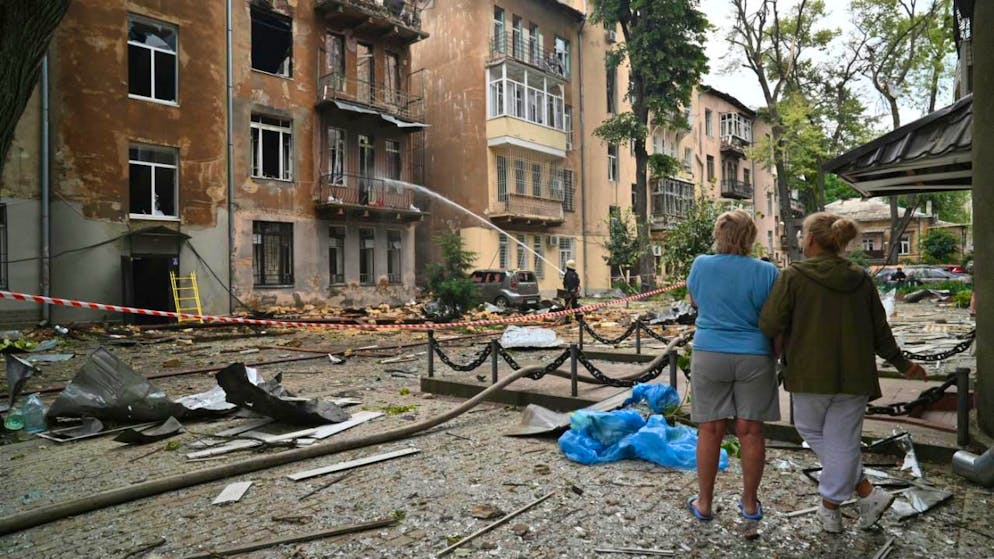 ARCHIV - Löscharbeiten nach einem Angriff in Odessa im Sommer 2025. Foto: Michael Shtekel/AP/dpa/Archivbild
