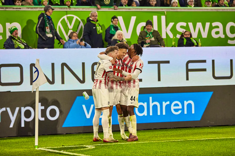 Johan Manzambi (r.) scored a fine winner in Wolfsburg