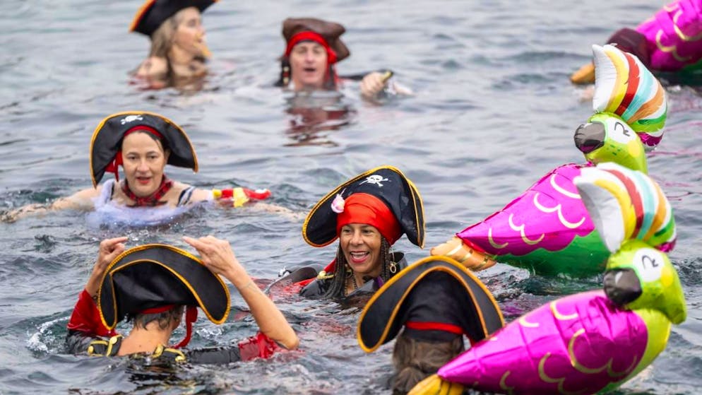 A Genève, 4200 nageurs participent à une Coupe de Noël «olympique» - Gallery. Les nageurs de la Coupe de Noël rivalisent d'astuces pour trouver des déguisements originaux, qui se voient dans l'eau et résistent au bain glacé.