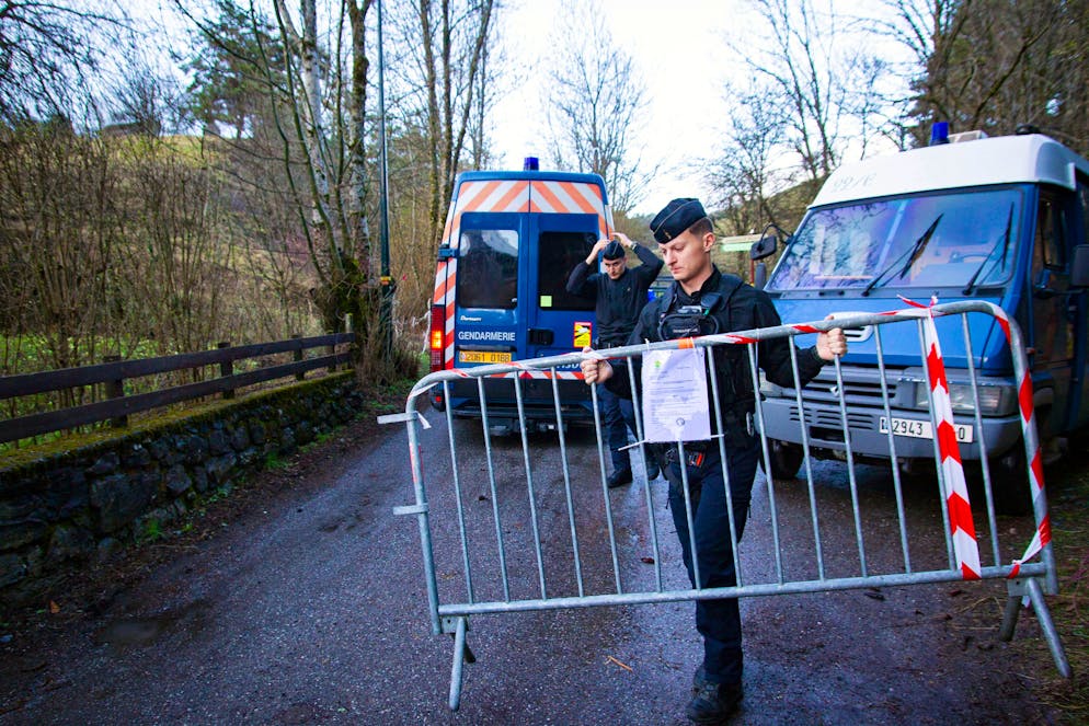 La strada per Haut-Vernet chiusa da un posto di blocco della gendarmeria nel villaggio di Le Vernet, Francia, nell'aprile 2024.