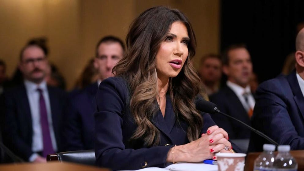 ARCHIV - US-Heimatschutzministerin Kristi Noem spricht vor dem Heimatschutzausschuss des Repräsentantenhauses auf dem Capitol Hill. Foto: Mark Schiefelbein/AP/dpa