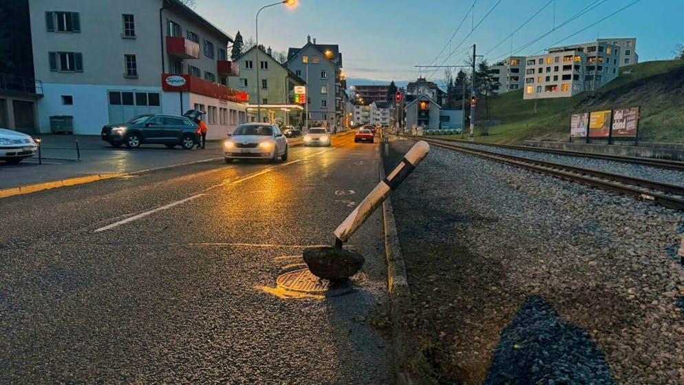 Ein 86-jähriger Autofahrer beschädigte am Samstag in St. Gallen mehrere Leitpfosten und fuhr zwischenzeitlich auf einem Bahngleis.
