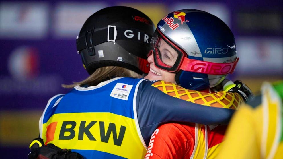 Fanny Smith (in Rot) lässt sich umarmen. Erneut steht die Waadtländerin auf dem Podest (Archivaufnahme)