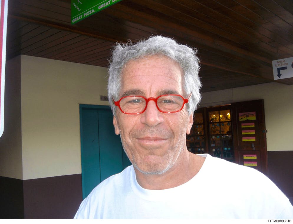 Una delle foto rilasciate dal dipartimento della giustizia americano che ritrae Jeffrey Epstein.