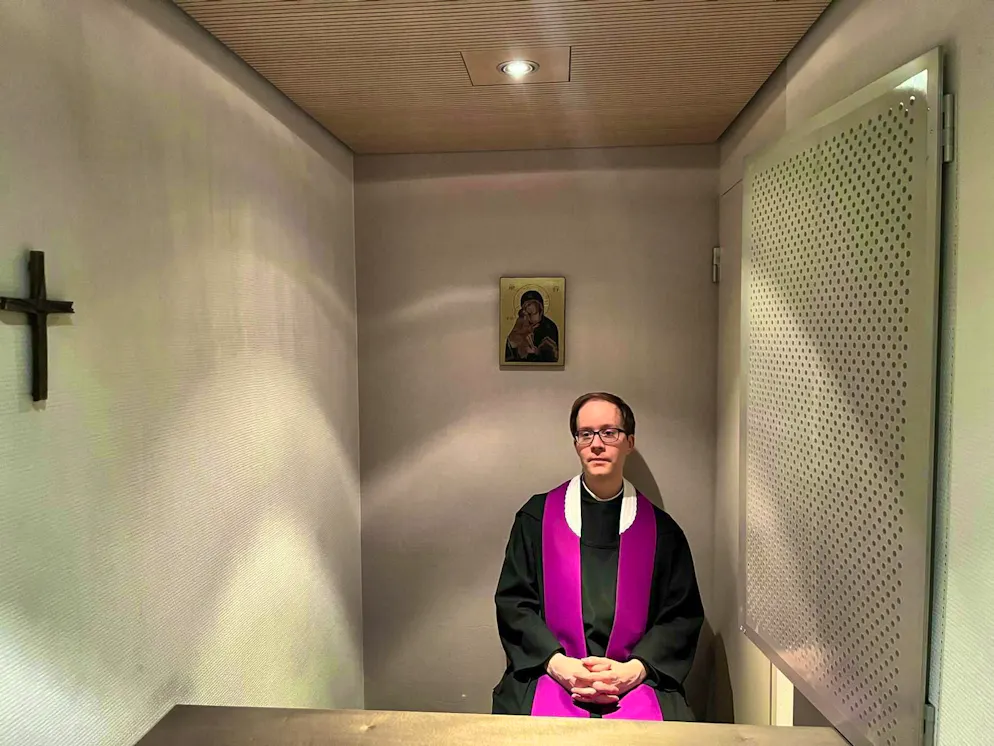 Abbaye d'Einsiedeln - L'église de la confession. Voici à quoi ressemblent les confessionnaux à l'intérieur. Chaque personne décide elle-même si elle souhaite se confesser ouvertement - c'est-à-dire de manière non anonyme...