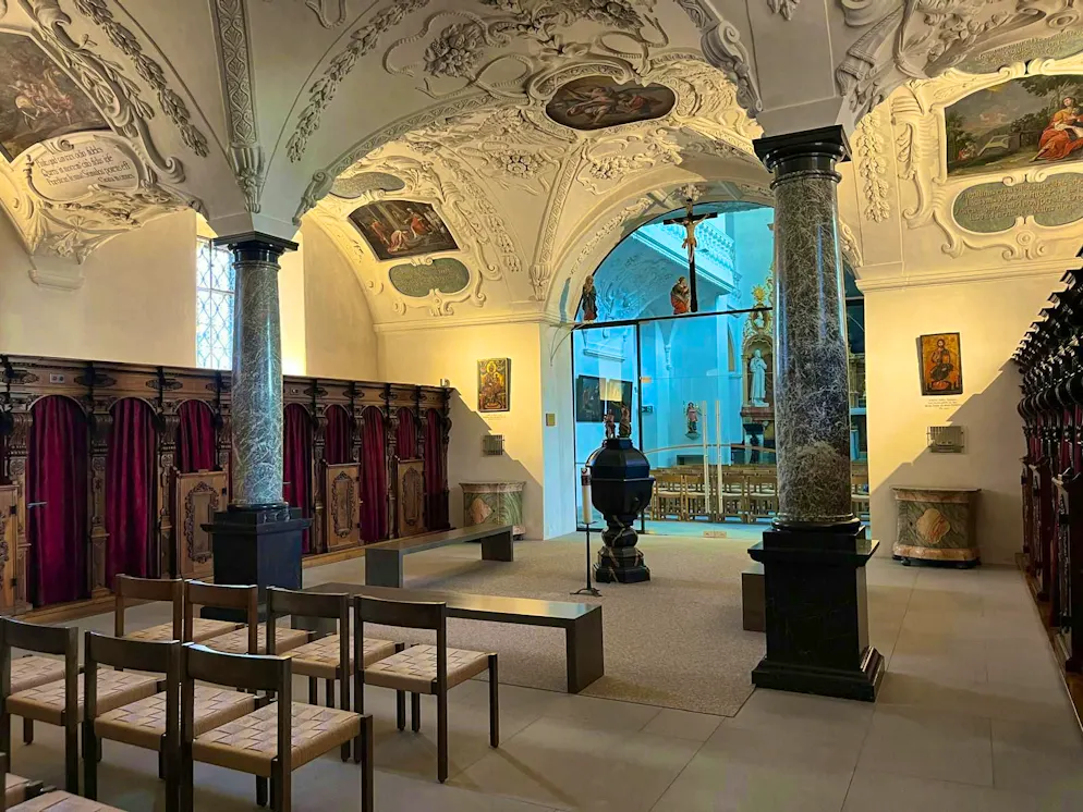 Abbaye d'Einsiedeln - L'église de la confession. L'église de confession est ouverte tous les jours pendant trois heures. Pendant ce temps, les personnes peuvent se confesser. En une heure "normale", le père Thomas écoute cinq à dix confessions.