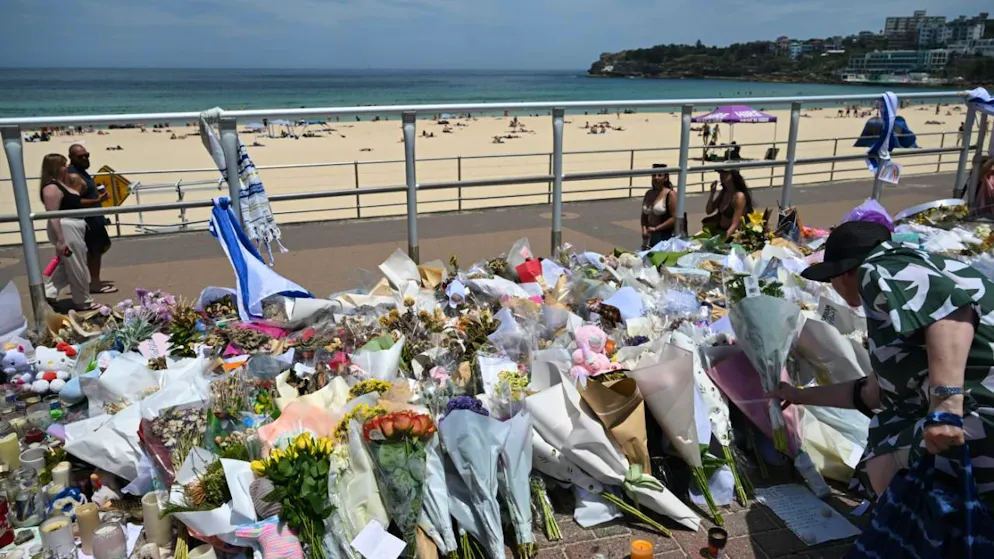 Blumen an der Strandpromenade von Bondi Beach. Foto: Dean Lewins/AAP/dpa