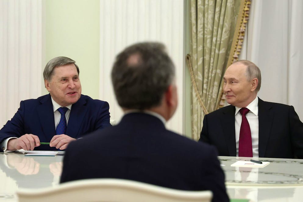 Il consigliere presidenziale russo Yuri Ushakov e il presidente Vladimir Putin (foto d'archivio).