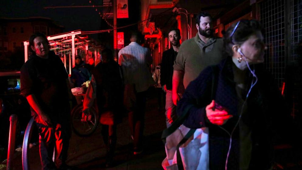 dpatopbilder - Fußgänger gehen im Dunkeln auf der Hayes Street nach einem großen Stromausfall in San Francisco. Foto: Yalonda M. James/San Francisco Chronicle/AP/dpa