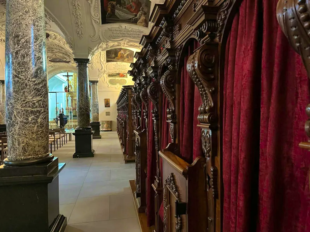 Abbaye d'Einsiedeln - L'église de la confession. L'église de confessions de l'abbaye d'Einsiedeln. Si, lors d'une confession, il apparaît clairement qu'il s'agit d'un sujet plus vaste, on encourage la personne à prendre un rendez-vous séparé.