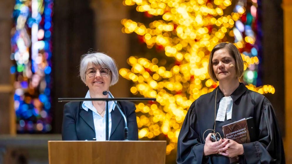 Bundesrätin Elisabeth Baume-Schneider (links) nahm am Sonntag an einem Weihnachtsgottesdienst in der Kathedrale von Lausanne teil. Während der Liturgie tauschte sie sich mit der Pfarrerin Line Dépraz (rechts) aus.