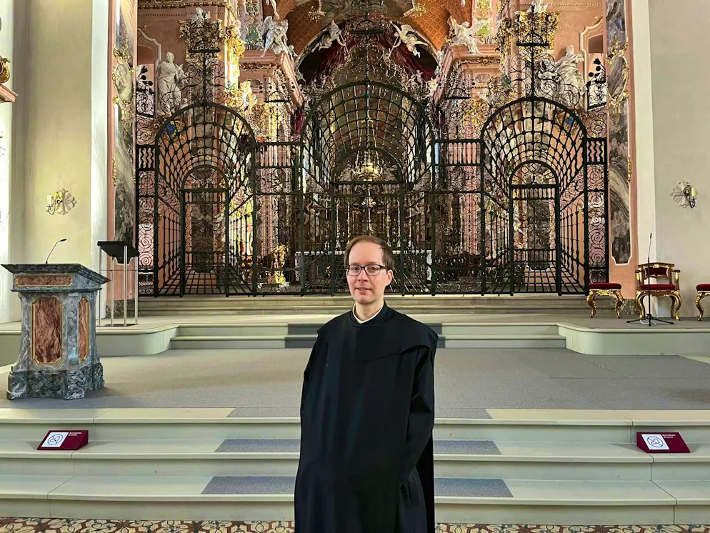 Abbaye d'Einsiedeln - L'église de la confession. Le père Thomas (41 ans) est arrivé à l'abbaye d'Einsiedeln à l'âge de 21 ans. Il qualifie le monastère de "centre de confessions en Suisse".