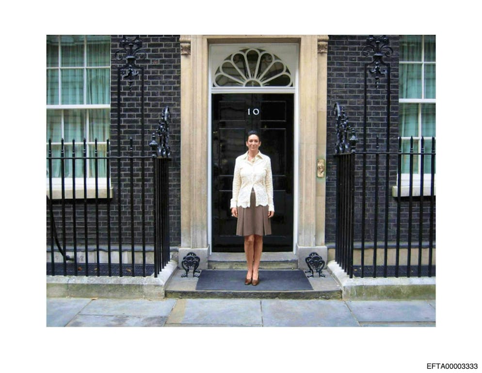 Chi e cosa si può vedere nei più recenti file di Epstein?. Ghislaine Maxwell, confidente di Epstein, si è anche fatta fotografare davanti alla sede del governo britannico a Londra.