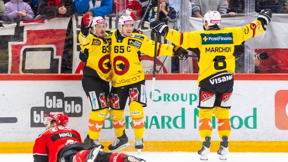Ausgerechnet Ramon Untersander (Nummer 65) führt den SC Bern zum ersten Sieg in Lausanne seit sechs Jahren