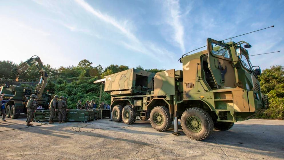 HANDOUT - Soldaten der südkoreanischen Armee setzen das Mehrfachraketen-System Chunmoo während einer Übung in Goseong ein. Foto: Uncredited/South Korea Defense Ministry/dpa - ACHTUNG: Nur zur redaktionellen Verwendung und nur mit vollständiger Nennung des vorstehenden Credits