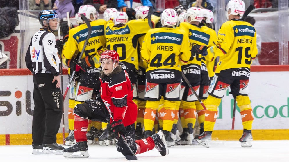 La déception de Sami Niku alors que les Bernois fêtent leur victoire.