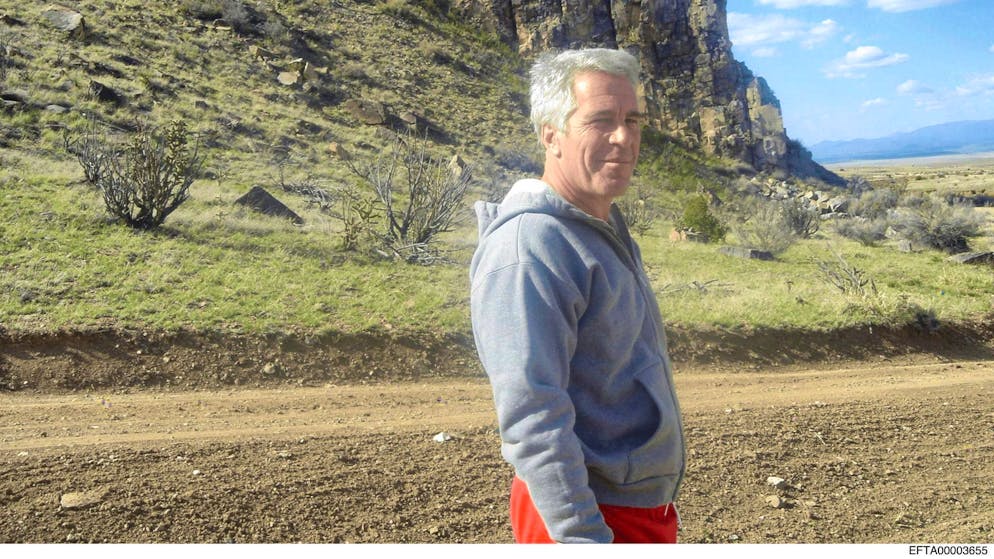 Dopo la censura. Tornano online le foto di Trump cancellate, ecco cosa c'è da sapere sui file di Epstein