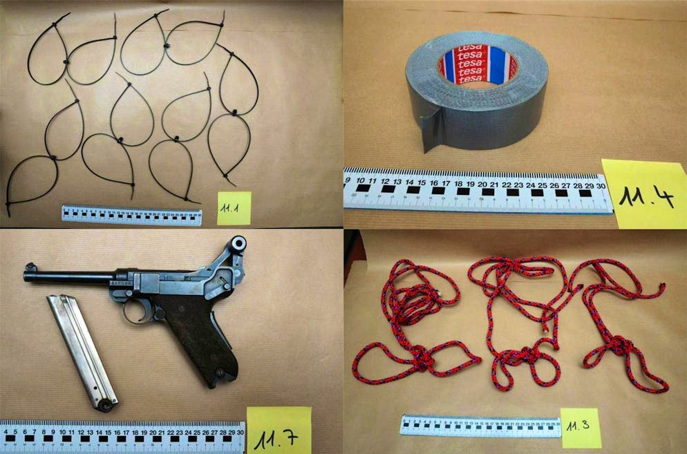 Tra l'estate e l'autunno 2015, N. acquista vari oggetti necessari per il suo progetto.