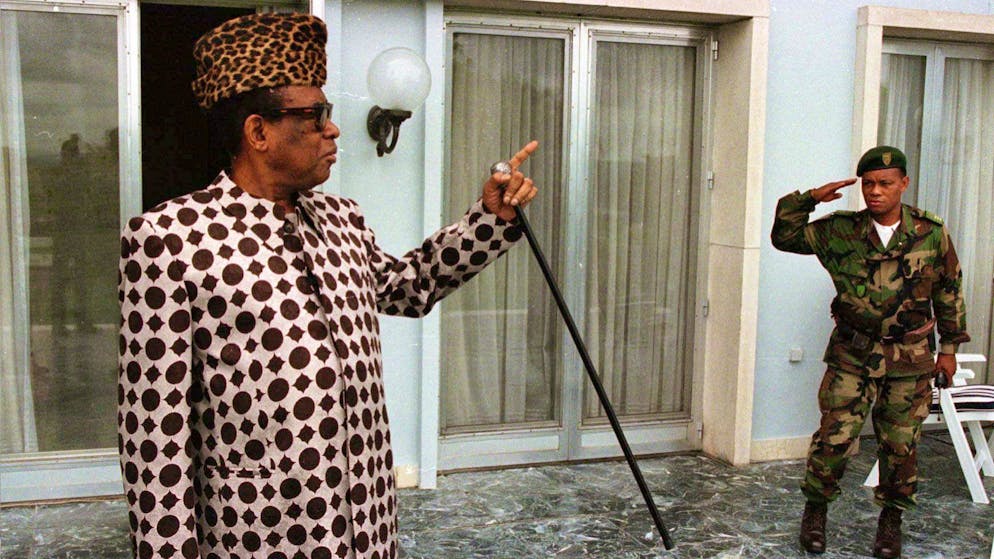 Mobutu war von 1965 bis 1997 diktatorisch regierender Präsident von Zaire, damals der offizielle Name der heutigen Demokratischen Republik Kongo in Zentralafrika.