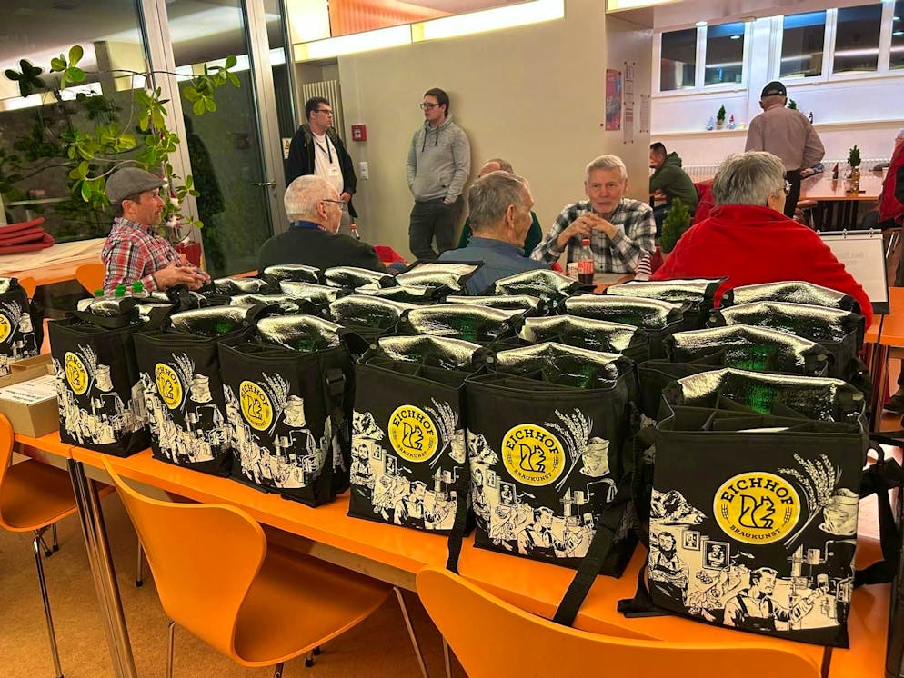 On the road with Nez Rouge of the Lucerne section. Goodie bag from the Eichhof brewery, which supports Nez Rouge. Mineral and non-alcoholic beer are available for passengers.