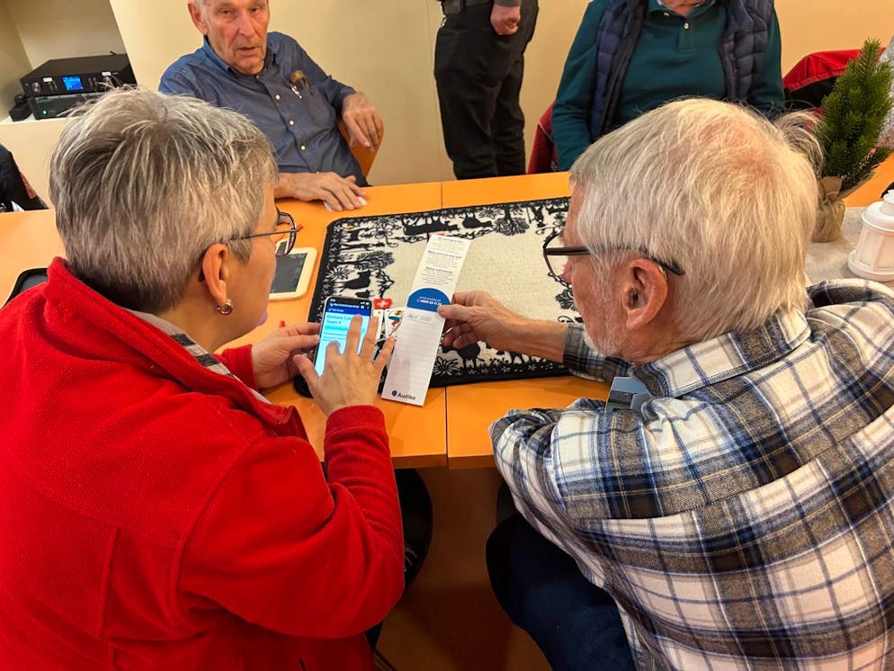 Unterwegs mit Nez Rouge der Sektion Luzern. Barbara und Charles sind an diesem Abend Team 9. Sie bereiten sich auf ihre nächste Fahrt vor. Doch zunächst stellt sich die Frage: Wo wartet der Kunde – und wohin soll er gebracht werden? Bevor sie losfahren, müssen sie die Anfahrt in der App bestätigen, damit die Einsatzzentrale ihren aktuellen Standort kennt.