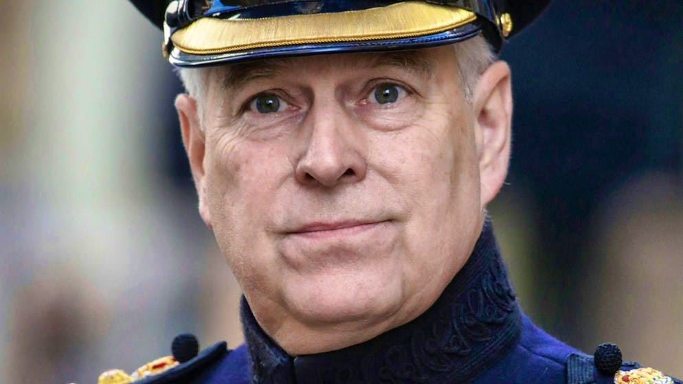 Royal Family. Arriva la polizia e l'ex principe Andrea perde anche un ultimo privilegio