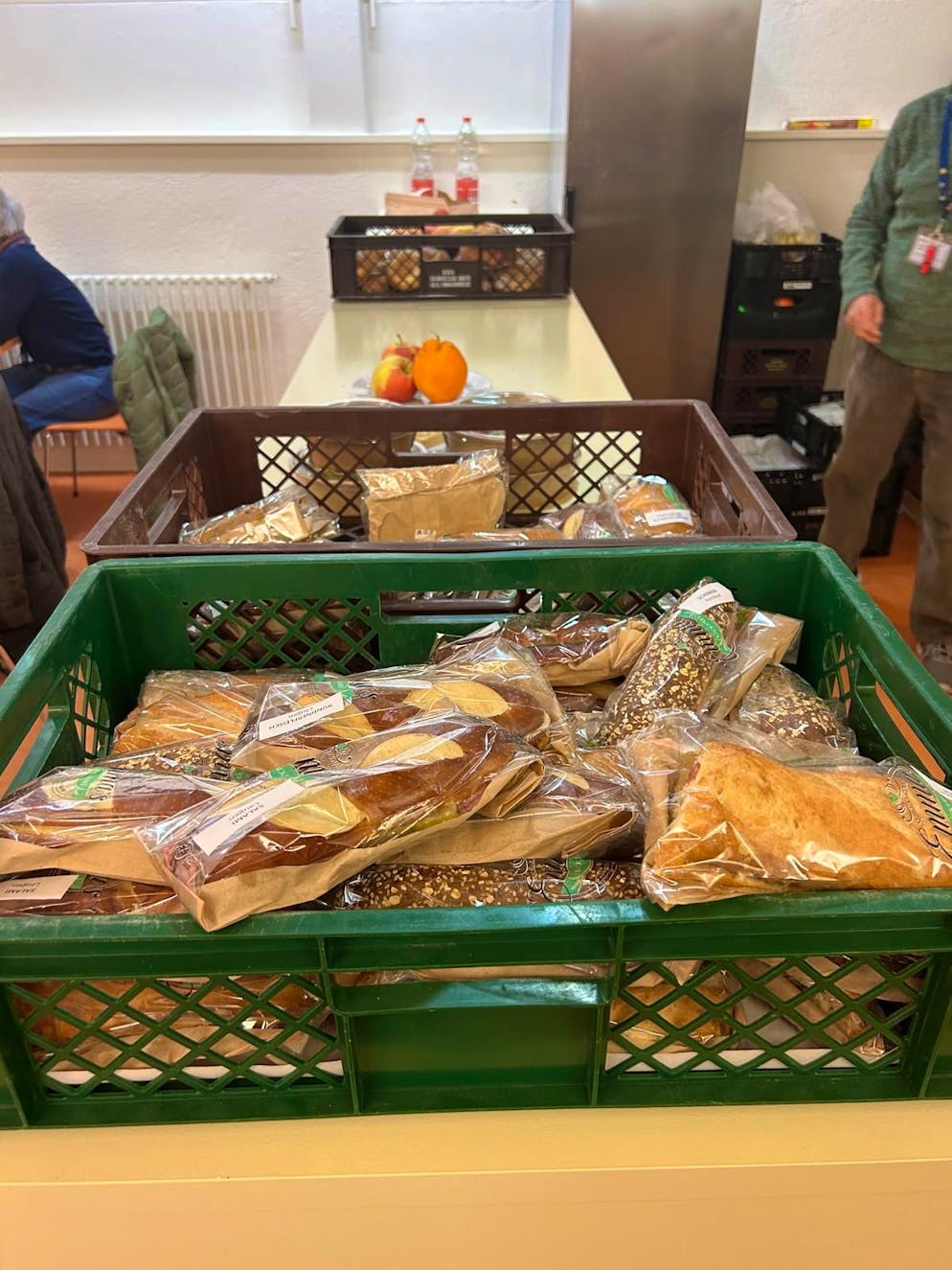 Unterwegs mit Nez Rouge der Sektion Luzern. Verpflegung für die freiwilligen Fahrer steht bereit. 