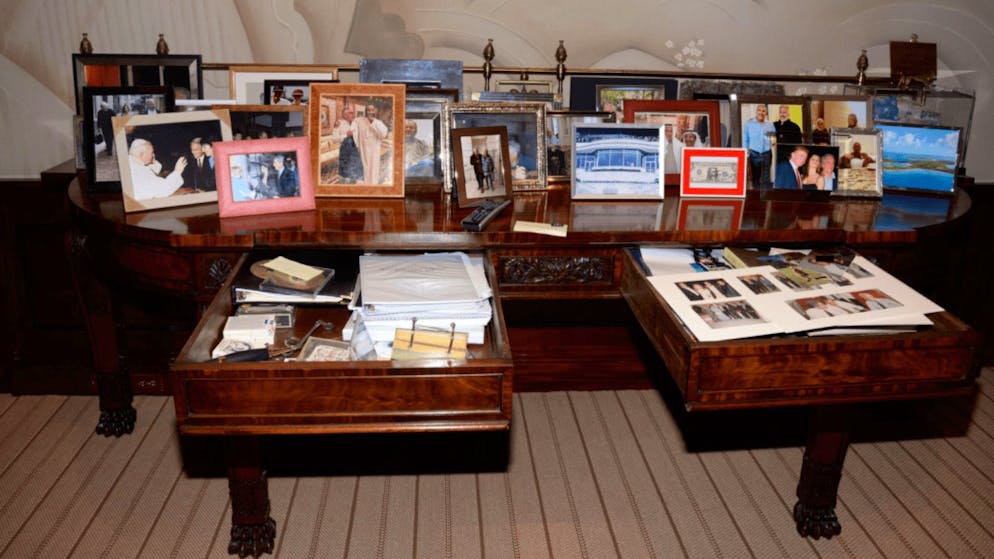 Aufnahme des Schreibtisches aus den Epstein-Dateien: In diesem zensierten Bild, das am 6. Juli 2019 bei einer Durchsuchung von Epsteins Haus in New York gemacht wurde, sind die Bilder von Trump nicht zu sehen.