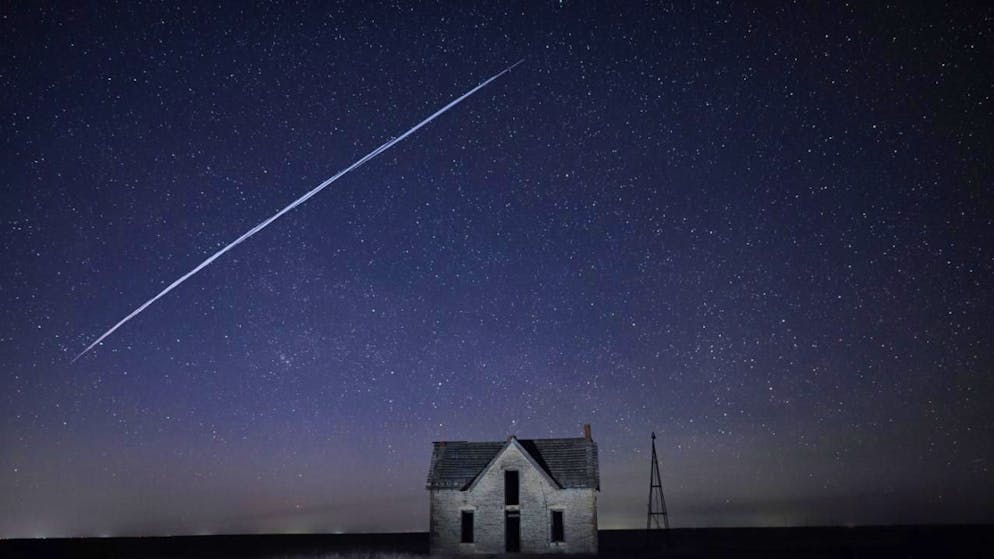 Un "trenino" di satelliti Starlink fotografato in Canada. (foto d'archivio)