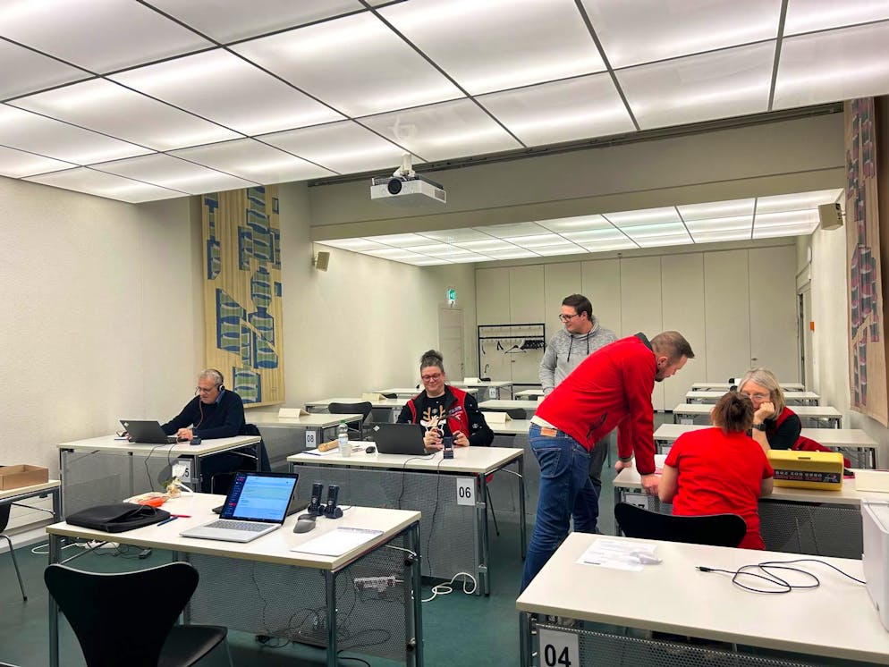 Unterwegs mit Nez Rouge der Sektion Luzern. Einsatzzentrale: Die Helfer*innen nehmen die Telefonanrufe entgegen und erfassen die Daten – Präsident Simon Bammert  – mit der roten Jacke – koordiniert die Fahrten. Eine App wurde speziell für die Bedürfnisse von Nez Rouge programmiert. 