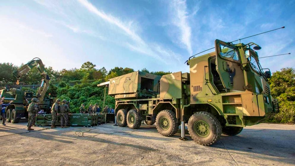 HANDOUT - Soldiers of the South Korean army use the Chunmoo multiple rocket launcher system during an exercise in Goseong. Photo: Uncredited/South Korea Defense Ministry/dpa - ATTENTION: For editorial use only and only with full attribution of the above credit