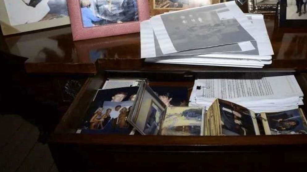 In einer von den Demokraten veröffentlichten Aufnahme von Epsteins Schreibtisch sind in einer Schublade zwei Aufnahmen von Donald Trump zu sehen: Auf dem einen Foto steht Trump neben seiner heutigen Frau Melania, auf dem anderen ist er umgeben von mehreren Frauen, die teilweise im Bikini zu sehen sind.