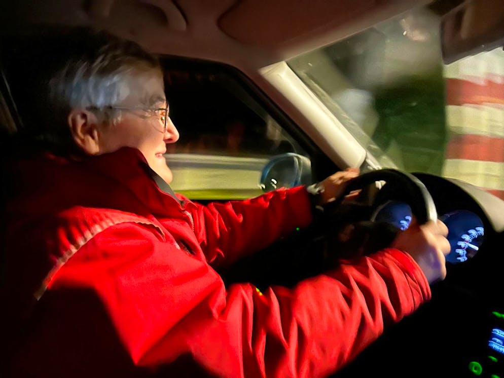 Unterwegs mit Nez Rouge der Sektion Luzern. Nez-Rouge-Freiwillige Barbara: «Ich liebe das Autofahren. Ich fahre jedes Auto. Hauptsache es hat vier Räder und es ist fahrtüchtig.»
