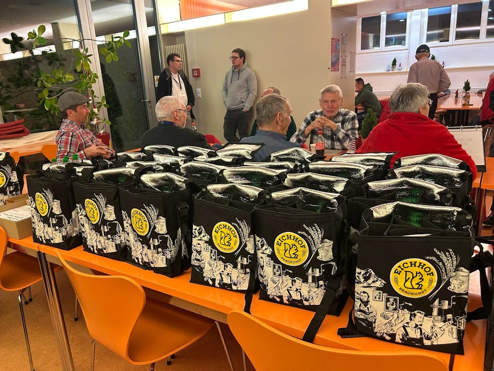 Unterwegs mit Nez Rouge der Sektion Luzern. Goodie-Bag der Brauerei Eichhof, die Nez Rouge unterstützt. Für die Fahrgäste gibt es Mineral und alkoholfreies Bier. 