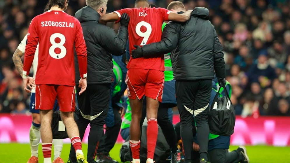 Nach Tor übel gefoult. Liverpools Isak fällt mit Wadenbeinbruch lange aus