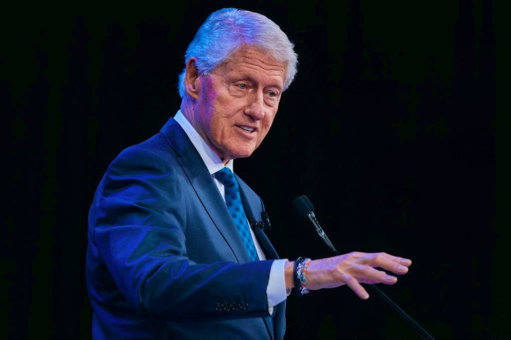 Chi e cosa si può vedere nei più recenti file di Epstein?. L'ex presidente Bill Clinton compare spesso nelle foto pubblicate, e i suoi sostenitori sospettano che ci siano dietro motivazioni politiche.