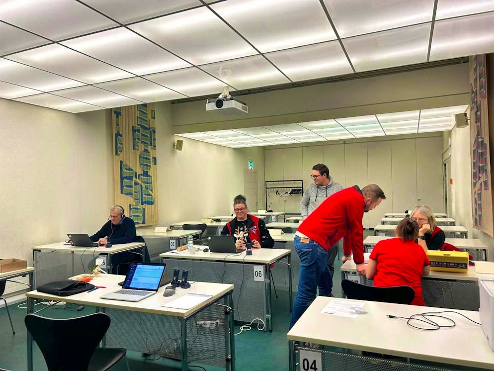 On the road with Nez Rouge of the Lucerne section. Operations center: The volunteers answer the phone calls and record the data - President Simon Bammert - with the red jacket - coordinates the trips. An app has been specially programmed for the needs of Nez Rouge.
