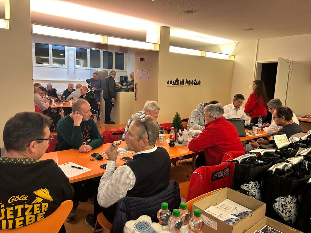 Unterwegs mit Nez Rouge der Sektion Luzern. Im Strassenverkehrsamt Kriens bei Luzern warten die freiwilligen Fahrer*innen auf ihre Einsätze. 